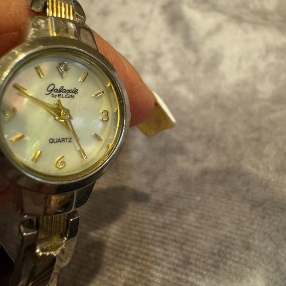 Vintage Elgin watch two tone round face quartz - Picture 3 of 5